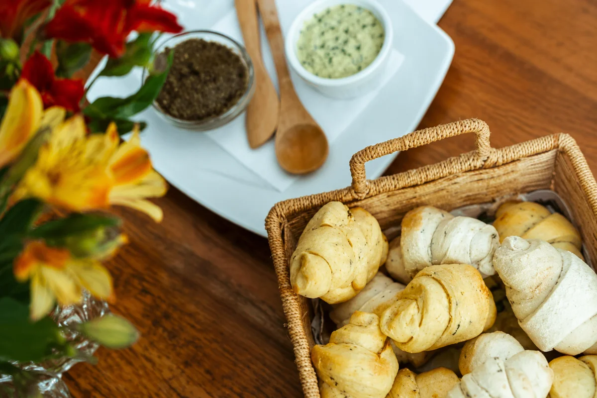 pães na mesa